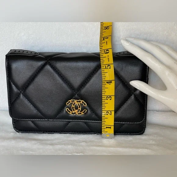 Vintage Chanel flap clutch quilted lambskin purse with gold Chanel CC logo. - Picture 13 of 15